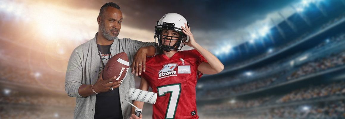 Esume und eine Spielerin mit Football